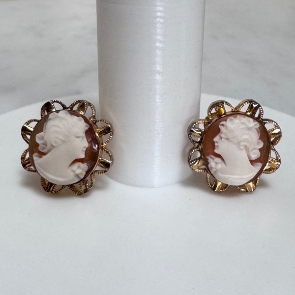 Vintage 12K Gold Filled GF Carved Shell Cameo Screw-back Earrings 4.72 Gram - Picture 1 of 11
